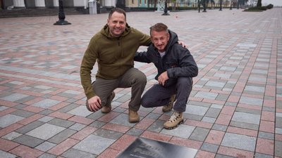 Передав Зеленському "Оскар" як символ віри у перемогу. До Києва завітав актор Шон Пенн Передав Зеленському "Оскар" як символ віри у перемогу. До Києва завітав актор Шон Пенн