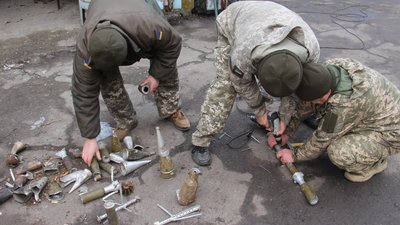 Військові ООС зібрали для бойовиків "ялинку" з мін, снарядів і гранат Військові ООС зібрали для бойовиків "ялинку" з мін, снарядів і гранат
