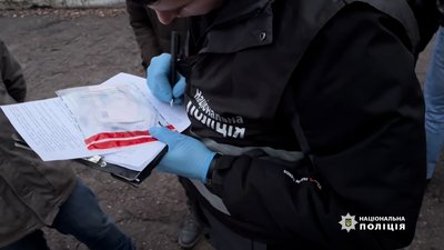 На Чернігівщині затримали підозрюваного у наркоторгівлі На Чернігівщині затримали підозрюваного у наркоторгівлі