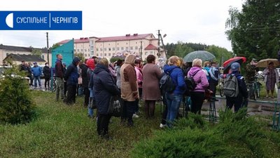 На Чернігівщині біля відділу поліції протестують місцеві через справу про зґвалтування