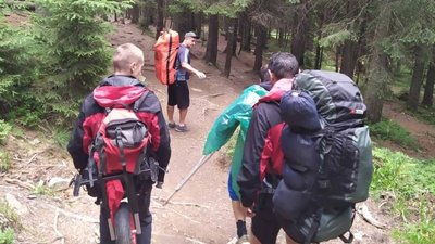 Прикарпатські рятувальники допомогли киянину, який травмувався у горах