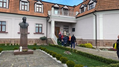 Переселенці з Луганщини побували на екскурсії в Заздрості та Зарваниці Переселенці з Луганщини побували на екскурсії в Заздрості та Зарваниці