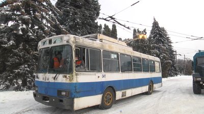 У Львові чистять контактну мережу тролейбусів, аби відновити рух: як це відбувається У Львові чистять контактну мережу тролейбусів, аби відновити рух: як це відбувається
