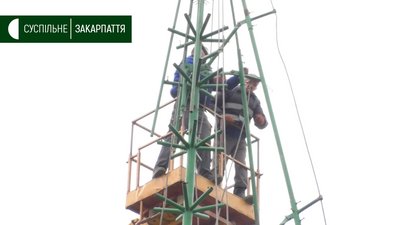 Новорічну ялинку встановлюють у Мукачеві Новорічну ялинку встановлюють у Мукачеві