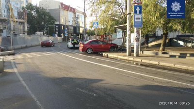 В Одесі водійка врізалася у зупинку громадського транспорту В Одесі водійка врізалася у зупинку громадського транспорту