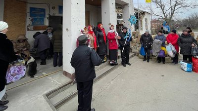 З колядками та піснями. На Миколаївщині жителі двох сіл отримали гуманітарну допомогу З колядками та піснями. На Миколаївщині жителі двох сіл отримали гуманітарну допомогу
