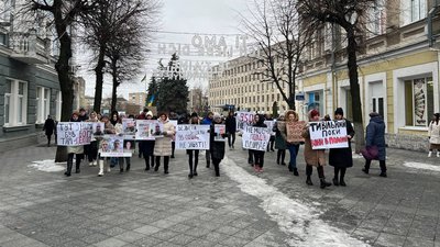 "Не мовчи — полон вбиває": у Житомирі відбулася акція на підтримку військовополонених "Не мовчи — полон вбиває": у Житомирі відбулася акція на підтримку військовополонених