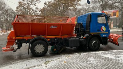 Перший сніг та автомобільна "ковзанка": як Одеса зустріла негоду Перший сніг та автомобільна "ковзанка": як Одеса зустріла негоду