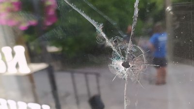 Вибух стався біля магазину "Айсберг". Фото: Суспільне Поділля. Вибух стався біля магазину "Айсберг". Фото: Суспільне Поділля.