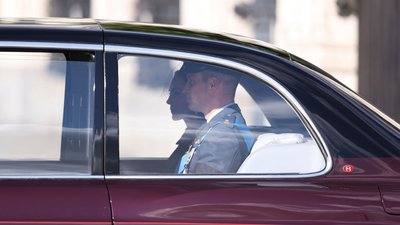 Тисячі людей стоять у черзі, щоб віддати шану королеві. Труну з тілом Єлизавети ІІ привезли у Вестмінстерський палац Тисячі людей стоять у черзі, щоб віддати шану королеві. Труну з тілом Єлизавети ІІ привезли у Вестмінстерський палац