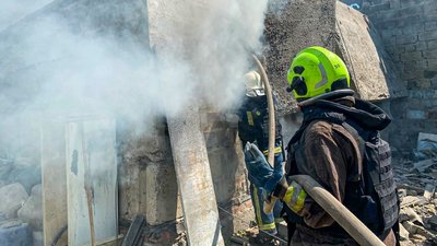 Рятувальник гасить пожежу у Клугино-Башкирівці після удару