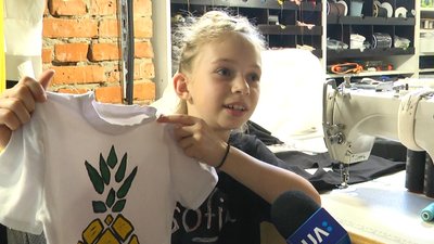 У Житомирі 8-річна школярка на карантині почала створювати футболки з текстурними малюнками