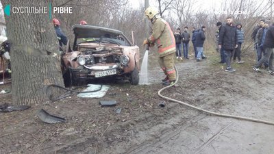 У Рівному "вазівка" влетіла в дерево, є травмовані У Рівному "вазівка" влетіла в дерево, є травмовані