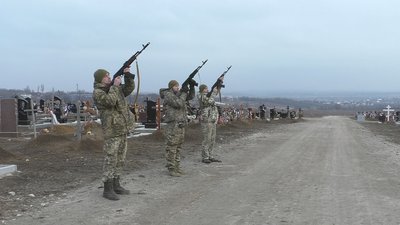 У Запоріжжі попрощалися із загиблим військовослужбовцем батальону "Азов" Іваном Сіріцею У Запоріжжі попрощалися із загиблим військовослужбовцем батальону "Азов" Іваном Сіріцею