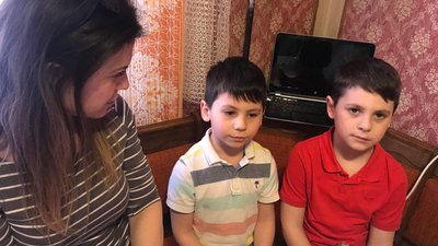 У Тернополі волонтерка шиє по пів сотні подушок щодня У Тернополі волонтерка шиє по пів сотні подушок щодня
