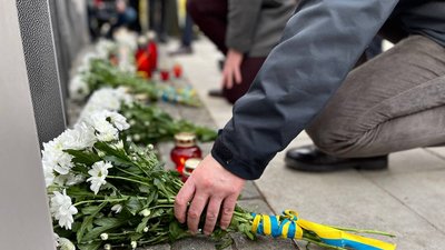 Люди покладали квіти до пам'ятника Героїв Небесної Сотні у Чернівцях Люди покладали квіти до пам'ятника Героїв Небесної Сотні у Чернівцях