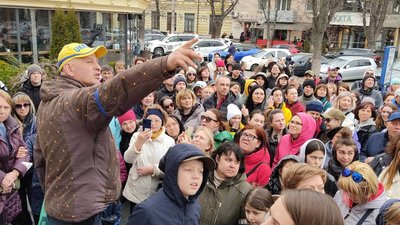 Краєзнавець Ігор Байдак проводить екскурсію Краєзнавець Ігор Байдак проводить екскурсію