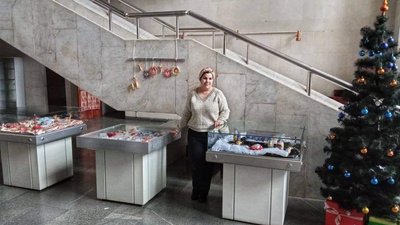 Автентичні прикраси, мережані воєнні артефакти та котики-муркотики: у Черкаському музеї діє виставка прикрас
