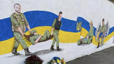 На території лікарні на Волині намалювали патріотичний стінопис На території лікарні на Волині намалювали патріотичний стінопис