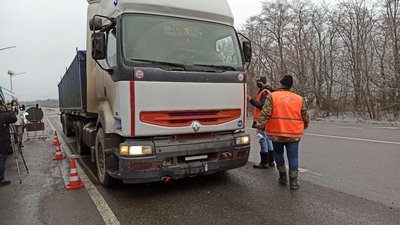 Біля Бережинки монтують першу на Кіровоградщині автоматичну систему зважування вантажівок у русі Біля Бережинки монтують першу на Кіровоградщині автоматичну систему зважування вантажівок у русі
