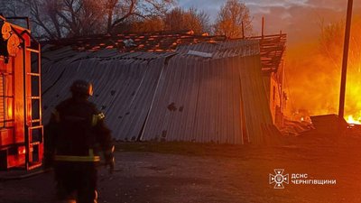 Атакували Жадове дронами 28 квітня 2026 року: знищені ангари з зерном