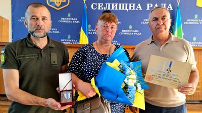 Передача дружині загиблого військового Василя Доноги посмертної відзнаки