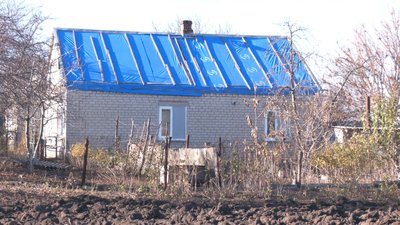 У селі на Запоріжжі лагодять будинки до зими, після російських обстрілів