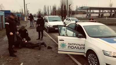 На Дніпропетровщині патрульний підозрюється в отриманні хабаря у 40 тисяч гривень