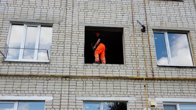 В Овручі на Житомирщині триває відновлення пошкоджених внаслідок авіаударів будинків