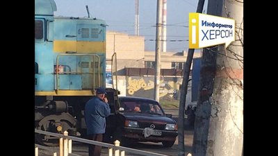 У Херсоні поїзд взяв на таран "Opel" У Херсоні поїзд взяв на таран "Opel"