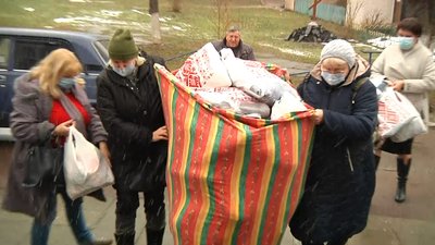 У Житомирі волонтерки передали в лікарню 36 пар в'язаних пінеток та 58 подушок