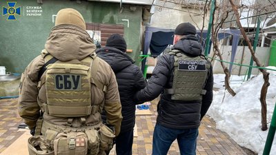 СБУ заявила про викриття нарколабораторії на Одещині. У фігуранта справи вилучили арсенал зброї СБУ заявила про викриття нарколабораторії на Одещині. У фігуранта справи вилучили арсенал зброї