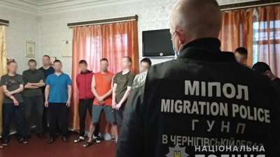 У Чернігові проводять обшуки і затримання у реабілітаційному центрі для алко та наркозалежних У Чернігові проводять обшуки і затримання у реабілітаційному центрі для алко та наркозалежних