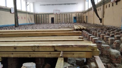 На Тернопільщині в Лановецькій школі нова партія дощок для спортзалу знову з пліснявою