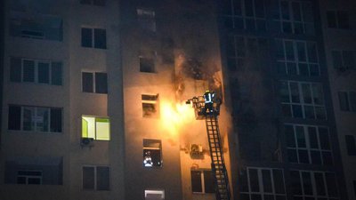 Евакуювали 15 дорослих та 4 дітей: у Львові вночі згоріла квартира