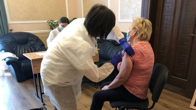 Близько 100 освітян щепили вакциною Pfizer в Ужгороді Близько 100 освітян щепили вакциною Pfizer в Ужгороді
