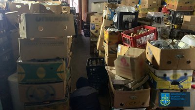 Понад 25 тонн алкоголю вилучили в Ужгородському районі з підпільного цеху Понад 25 тонн алкоголю вилучили в Ужгородському районі з підпільного цеху