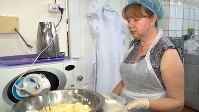 М’ятне, шоколадне, вівсяне: черкаські вчителі випікають печиво для української армії М’ятне, шоколадне, вівсяне: черкаські вчителі випікають печиво для української армії