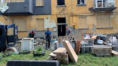Комунальники прибирають будівельні залишки та уламки після атаки РФ у Луцьку, червень 2025