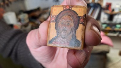 Завдяки пензлю та уяві. У Миколаєві художник створює мініатюри з янголами та пише ікони Завдяки пензлю та уяві. У Миколаєві художник створює мініатюри з янголами та пише ікони