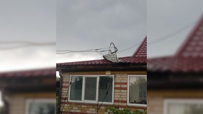 Частково зірваний дах в одному з будинків селища Макошине Частково зірваний дах в одному з будинків селища Макошине