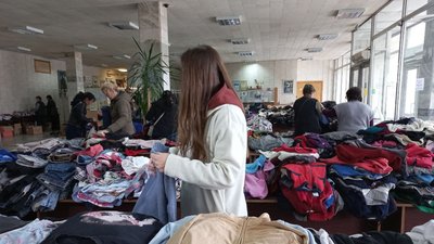 У полтавському пункті видачі речей переселенцям роздали близько 50 тонн одягу У полтавському пункті видачі речей переселенцям роздали близько 50 тонн одягу