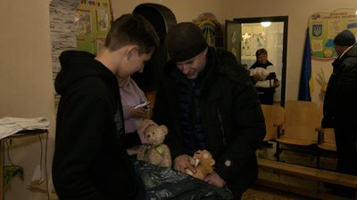 "Івасик-Телесик" на новий лад: дітям показали лялькову виставу у прифронтовому селі Донеччини "Івасик-Телесик" на новий лад: дітям показали лялькову виставу у прифронтовому селі Донеччини