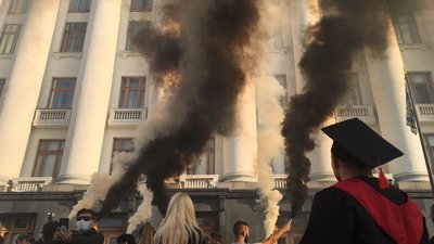 У Києві пів сотні студентів принесли гарбузи під ОП для Шкарлета
