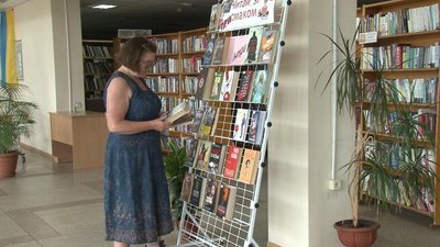 "Бібліотека під парасолькою": у Черкасах розпочалась вулична акція "Бібліотека під парасолькою": у Черкасах розпочалась вулична акція
