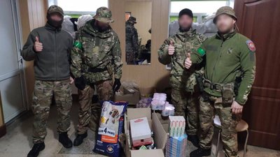 "Бус завантажуємо так, що боюсь, щоб колеса не полопали". Історія волонтера, який возить гумдопомогу на передову "Бус завантажуємо так, що боюсь, щоб колеса не полопали". Історія волонтера, який возить гумдопомогу на передову