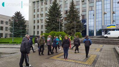 Торговці з центрального ринку Рівного вимагають дозволу відновити роботу Торговці з центрального ринку Рівного вимагають дозволу відновити роботу