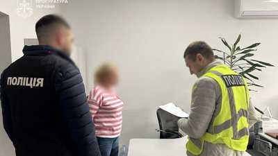 Вручення підозри посадовиці управління освіти Дніпровської РДА