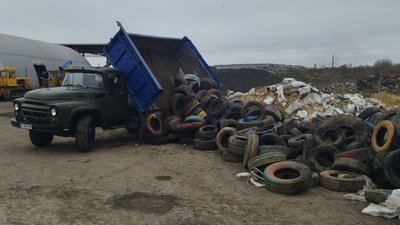 Хто звозить та скидає автомобільні шини на вулиці Гущанській у Луцьку Хто звозить та скидає автомобільні шини на вулиці Гущанській у Луцьку