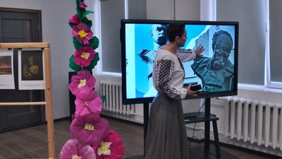 Вчителька української мови та літератури проводить учням виховну годину присвячену до дня народження Кобзаря